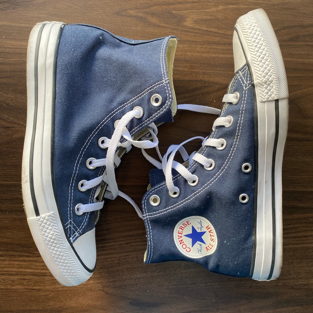 Barely worn Converse High Top sneakers in Navy, Women’s Size 7.5/Men’s Size 5.5
